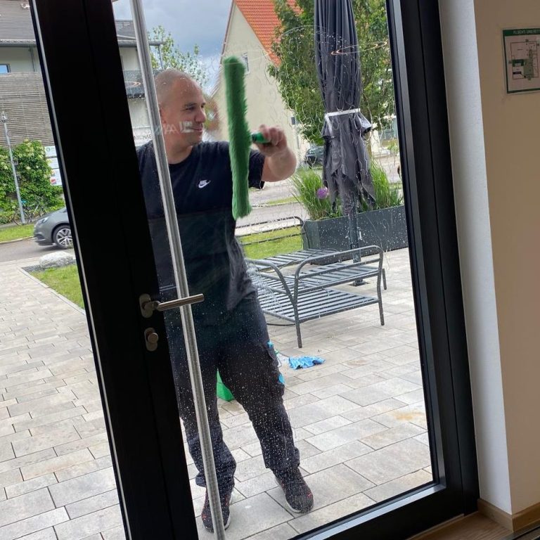 Jetzt Fenster- und Glasreinigung in Ingolstadt anfragen Fensterreinigung mit Einwascher bei Gebäudereinigung in Ingolstadt