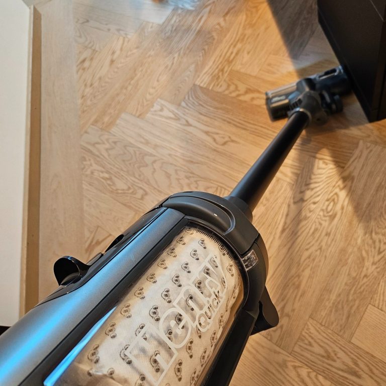 Professionelle Büroreinigung inklusive Bodenpflege in Ingolstadt Büroreinigung mit Staubsauger auf Parkettboden in Ingolstadt
