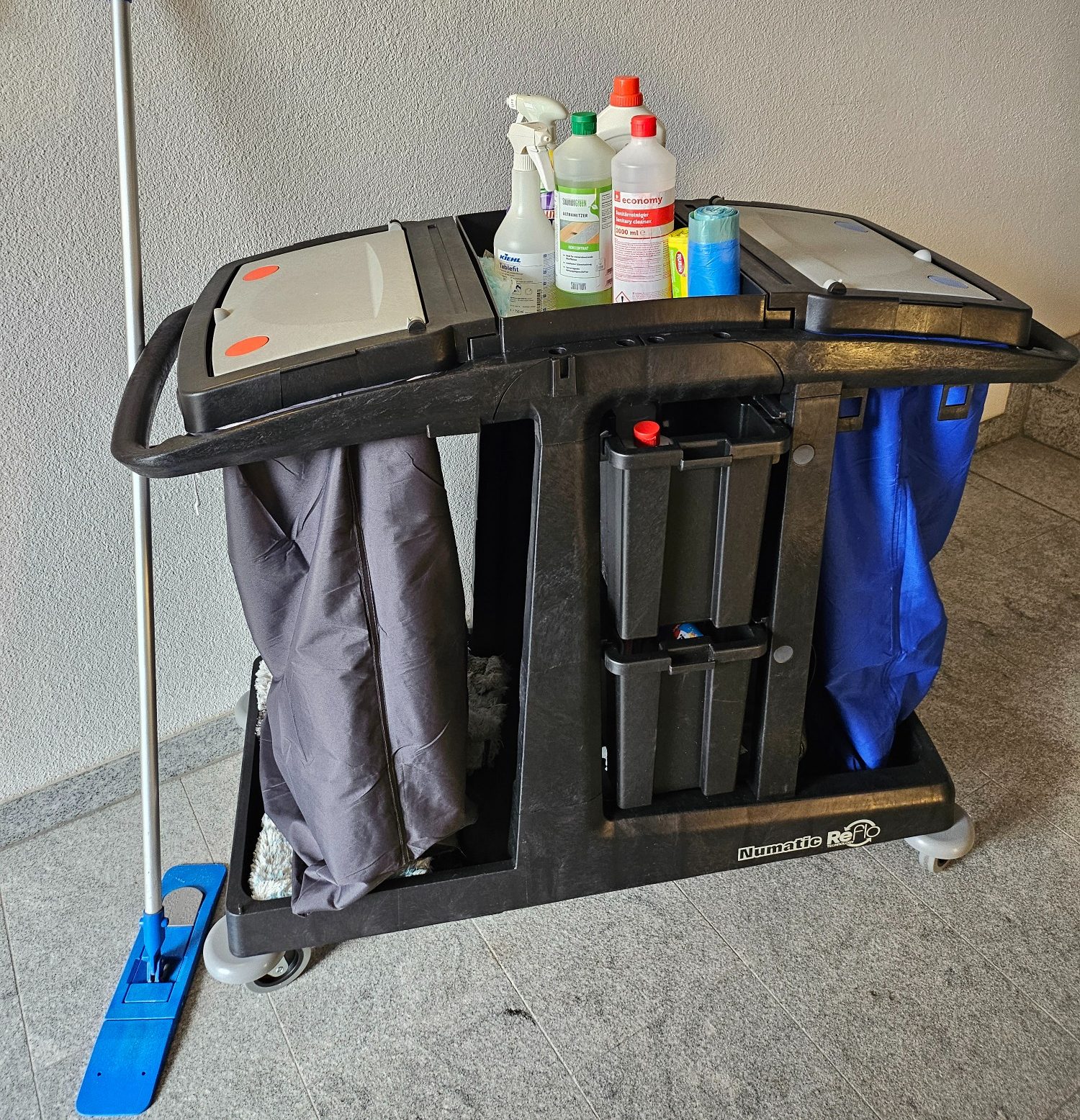 Professioneller Reinigungswagen für Gebäudereinigung in Ingolstadt Reinigungswagen mit Reinigungsmitteln und Geräten für die Gebäudereinigung in Ingolstadt