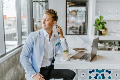 Kundengespräch am Telefon nach abgeschlossener Entrümpelung
