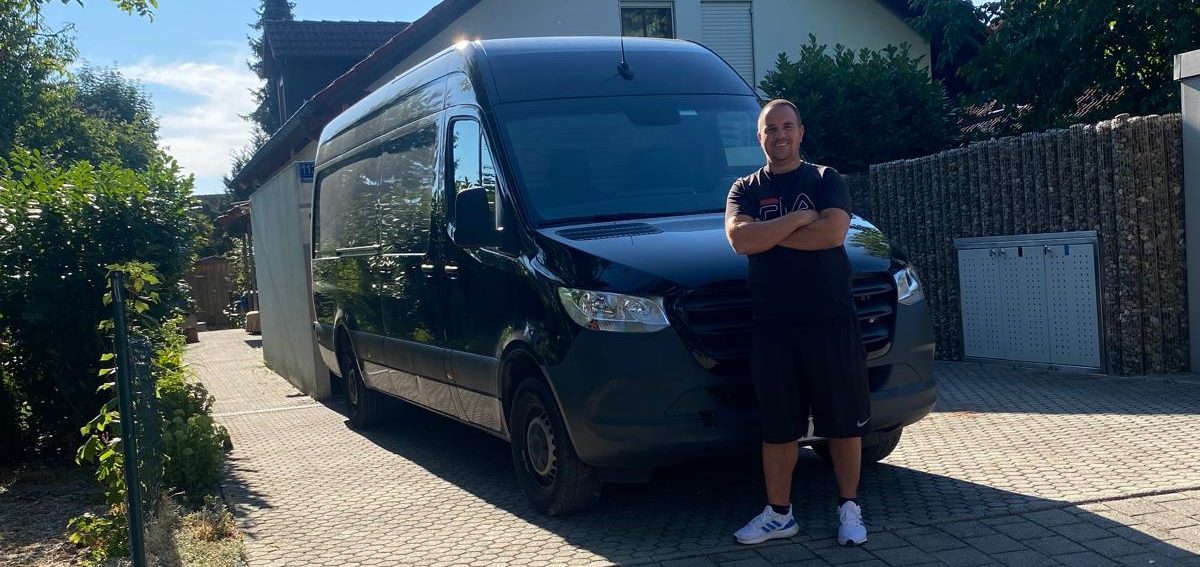 Jetzt Entrümpelung Gebäudereinigung in Ingolstadt mit Marlon Flock Gebäudereinigung & Spezialdiensteanfragen Mitarbeiter von Marlon Flock Gebäudereinigung & Spezialdienste in Ingolstadt vor Transporter für Entrümpelungseinsätze
