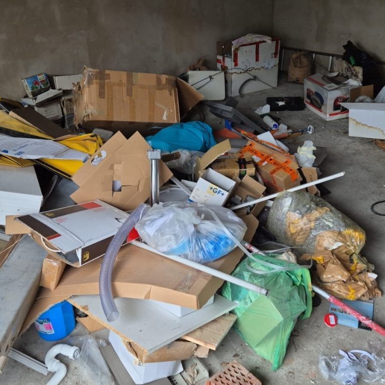 Professionelle Entrümpelung und Sperrmüllentsorgung in Ingolstadt Wohnungsentrümpelung mit Sperrmüll, Kartons und gemischtem Unrat vor der Entsorgung in Ingolstadt