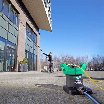 Streifenfreie Glasreinigung mit Reinwassertechnik – jetzt in Ingolstadt buchen Fassaden- und Glasreinigung mit Teleskopstange und Unger HydroPower Reinwassersystem in Ingolstadt